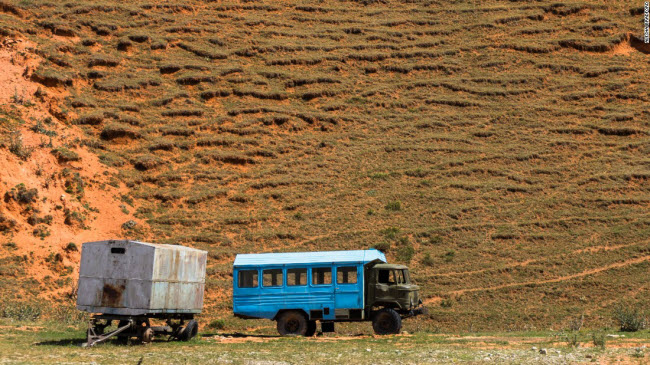 Những phương tiện từ thời Liên Xô bị bỏ hoang gần tuyến đường Pamir ở Kyrgyzstan.