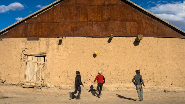 Những đứa trẻ hồn nhiên chơi bóng đá tại thị trấn Sary Moghul, Kyrgyzstan.