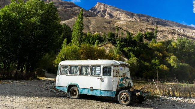 Chiếc xe bus hỏng đã được biến thành một cửa hàng bên ngoài ngôi làng Yamg ở Tajikistan. Đây là điểm dừng chân quen thuộc của những người di chuyển trên tuyến đường Pamir.