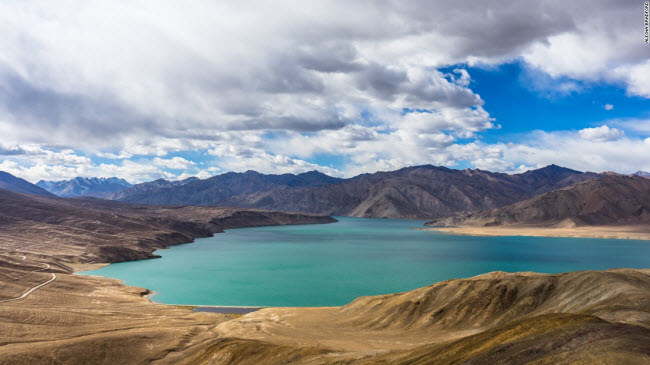 Hồ Bulunkul là một trong những nơi có phong cảnh đẹp nhất&nbsp;dọc tuyến đường Pamir chạy qua Tajikistan.