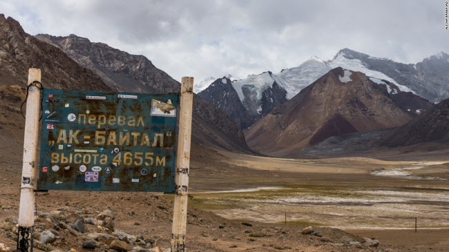 Đoạn đường Ak-Baital Pass chạy qua Tajikistan là điểm cao nhất dọc tuyến đường Pamir, với độ cao 4.655 m trên mực nước biển.