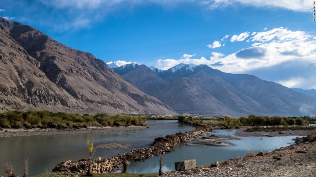 Khi tới Hành lang Wakhan ở Afghanistan, bạn sẽ có cơ hội chiêm ngưỡng dãy núi Hindu Kush hùng vĩ chạy dọc sông Panj.