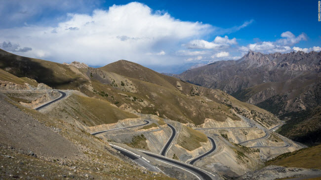 Đoạn đường mới của tuyến Pamir chạy quanh co dọc sườn núi ở Kyrgyzstan.