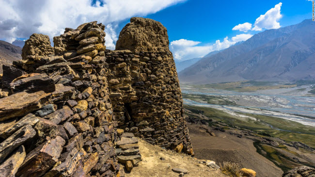 Hành lang Wakhan có hàng chục pháo đài bỏ hoang. Một số pháo đài như tháp canh này ở Yamchun, Tajikistan, có niên đại khoảng 2.200 năm tuổi.