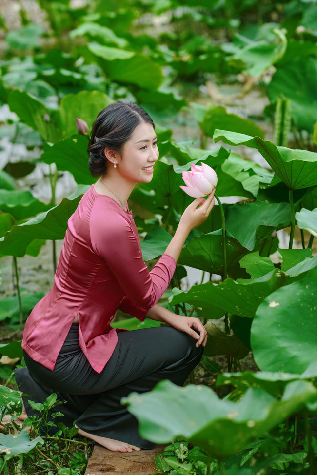 &#34;Mình sinh ra tại Hà Nội nên muốn tái hiện vẻ đẹp thanh lịch của người phụ nữ Tràng An. Bởi vậy, mới chọn áo dài trắng và áo bà ba để thực hiện bộ ảnh này&#34;, Ngọc Linh chia sẻ.&nbsp;