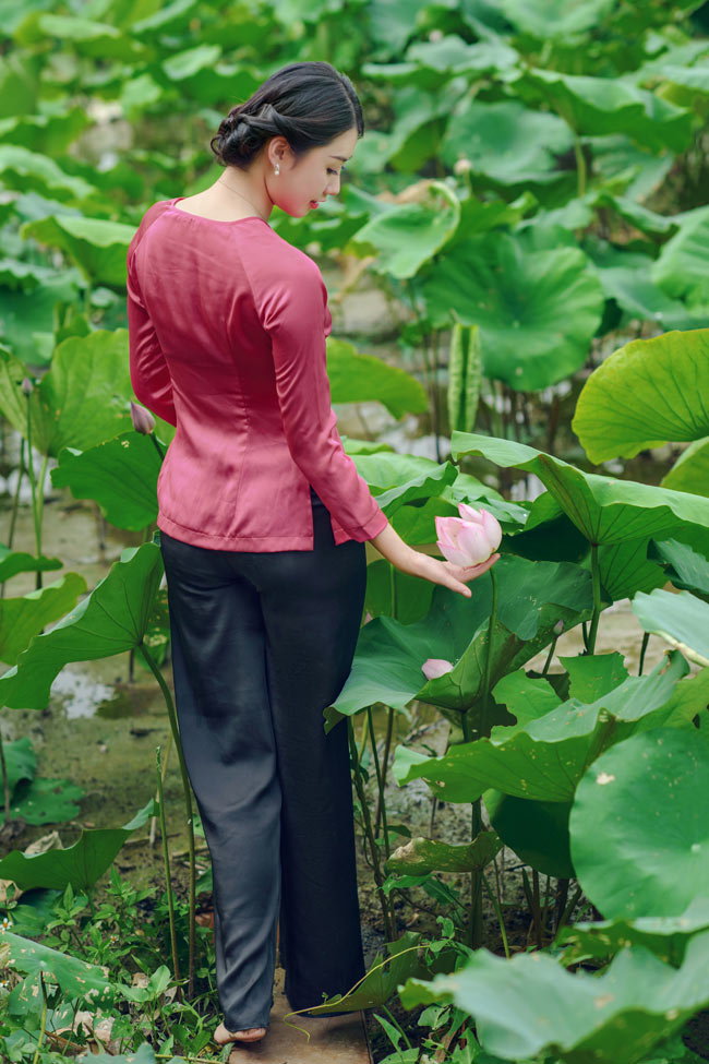 Nữ sinh Ngoại thương chia sẻ, sen là loài hoa cô yêu thích nhất.&nbsp;