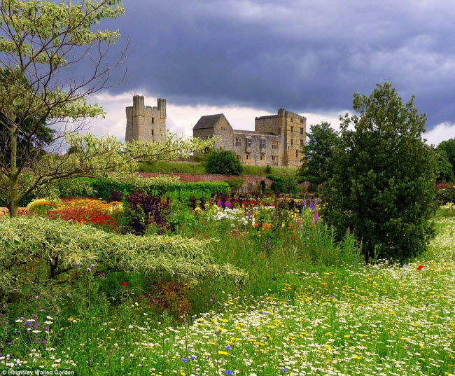 Khu vườn Helmsley Walled được xây dựng từ năm 1759 giữa công viên Duncombe và lâu đài Helm Helmsley ở Yorkshire.