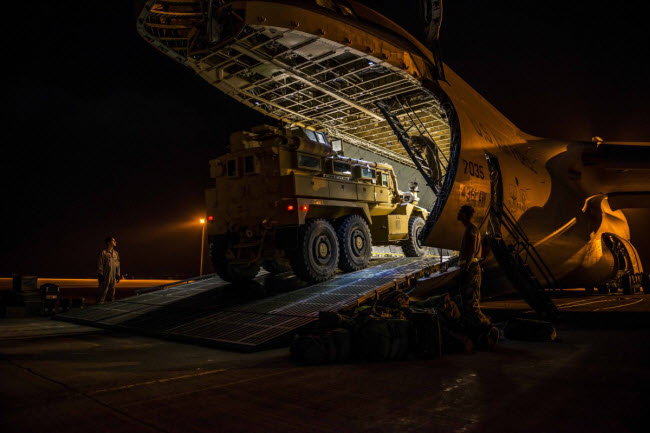 Các binh sĩ vận chuyển các phương tiện lên chiếc vận tải cơ C-5M Super Galaxy tại trại Bastion, Afghanistan.