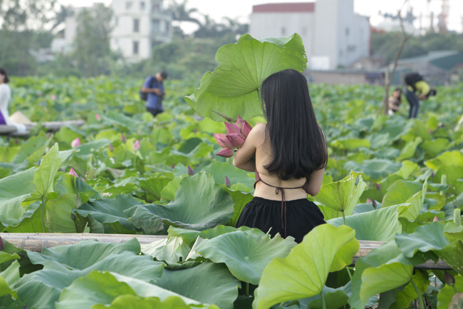 Cô gái này đã khá cẩn thận khi chọn áo ngực quai trong.