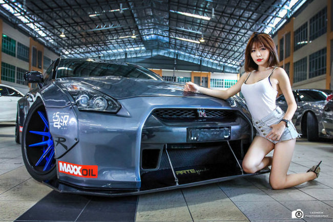 Tư thế thách thức, mơn trớn nắp ca-pô &#34;gã điển trai&#34; Nissan GT-R R35.