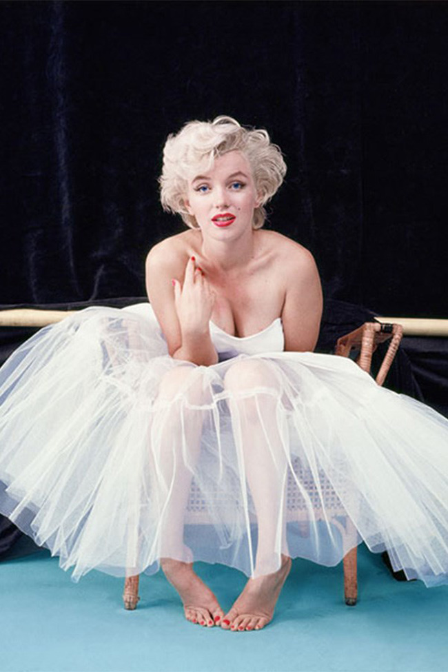 Marilyn Monroe thích có làn da trắng mịn để cảm thấy mình luôn rực rỡ. Cô thường bôi một lượng lớn kém dưỡng trắng bên dưới lớp trang điểm.&nbsp;