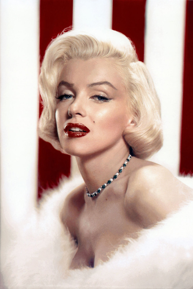 Cứ mỗi 3 tuần, các chuyên gia làm tóc lại tẩy, nhuộm lại màu bạch kim cho Marilyn Monroe.