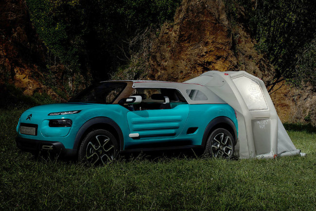 Citroen Cactus M Concept: Đây là một bản concept nhưng là mẫu xe du lịch vùng biển đích thực, với các tính năng hoàn mỹ cho những chuyến thám hiểm ngoài trời. Cabin và thân xe xe được bao phủ bởi lớp cao su tổng hợp chịu nước thường và kể cả nước muối cực tốt. Điều đó có nghĩa rằng, bạn có thể dừng xe ngay bên bờ biển mà không lo bị sóng đánh làm ướt các thiết bị, quần áo hoặc đồ ăn, thức uống để trong xe. Chưa hết còn có một chiếc lều cắm trại được tích hợp ở phía sau xe, với hàng ghế cuối có thể gấp lại được sẽ đem lại giường ngủ an toàn và thoải mái cho 2 người.