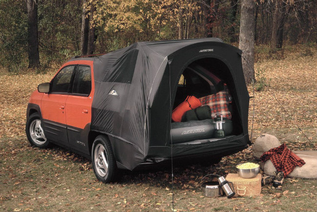 Pontiac Aztek: Đôi khi có một nghịch lý “chiếc xe hơi xấu” lại có thể là chiếc xe dành cho đi dã ngoại tuyệt nhất. Mặc dù có ngoại hình nhìn khá thô nhưng mẫu crossover tầm trung này lại được trang bị các tính năng độc đáo hợp với đi dã ngoại như cổng sau có thể cụp mở, khoang đựng hàng hóa di động và một trung tâm điều khiển rất thú vị. Xe có sẵn một máy nén khí, nệm bơm hơi và di nhiên là cả lều cắm trại kèm theo. Khi hạ hàng ghế sau xuống, chiếc xe sẽ có không gian chứa đồ lên tới 93,5 feet khối &#40;~2,65 mét khối&#41;, trong khi hệ thống âm thanh phục vụ các thành viên trên xe tuyệt đỉnh với bộ 10 loa âm thanh nổ với các nút điều khiển ở phía sau.