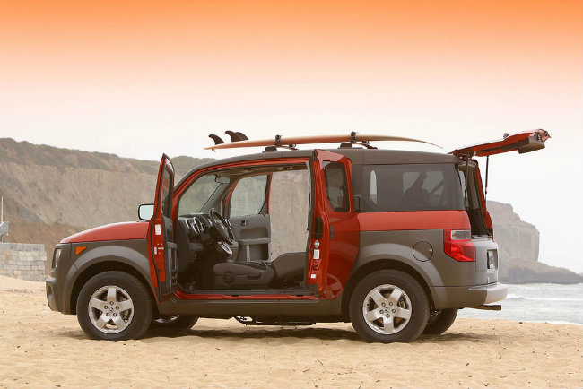 Honda Element: Element là một mẫu xe nổi tiếng vì có sàn bằng chất cách nhiệt dễ dàng làm sạch. Hơn nữa chiếc SUV này còn có các ghế sau được bao phủ bằng vải nhuộm mềm mại, có thể dựa ngửa, gập lại hoặc tháo ra để tăng thêm khoang đựng đồ. Chiếc xe cao cho phép mang theo cả các vật dụng như bình chứa nước và thậm chí cả lò nướng ngoài trời. Ngoài r axe còn có phụ kiện là loại lều thông minh có kích thước 10 x 10 feet &#40;3x3 mét&#41; đủ chỗ cho 6 người ngủ. Với hệ dẫn động toàn bánh, xe đem lại khả năng hành trình đỉnh cao.