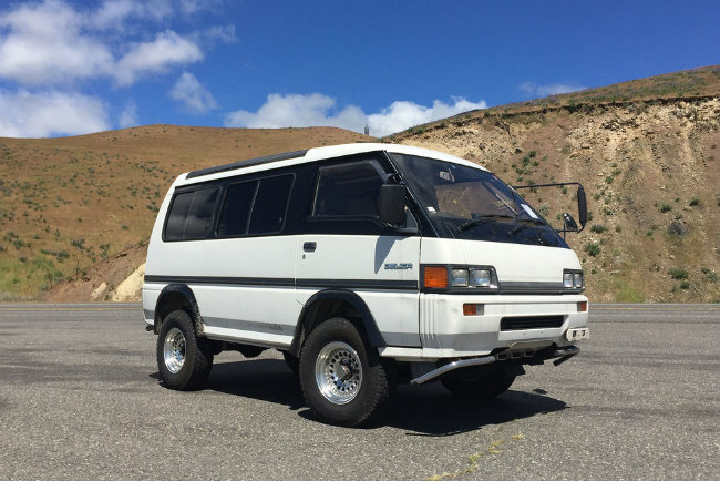 Mitsubishi Delica: là một sản phẩm ra đời từ năm 1968, Delica vẫn tỏ ra khá quyến rũ với phong cách hình khối đáng yêu, độ thoáng gầm tốt, hệ dẫn động toàn bánh cho phép xe di chuyển tốt đến mọi địa điểm. Nội thất xe còn được thiết kế với các ghế ngồi có thể xoay 180 độ, tùy thuộc vào cấu hình và toàn bộ có thể gập lại để trở thành không gian ngủ. Vì thế Delica vẫn được đánh giá là mẫu xế tốt cho các chuyến đi dã ngoại đường dài.