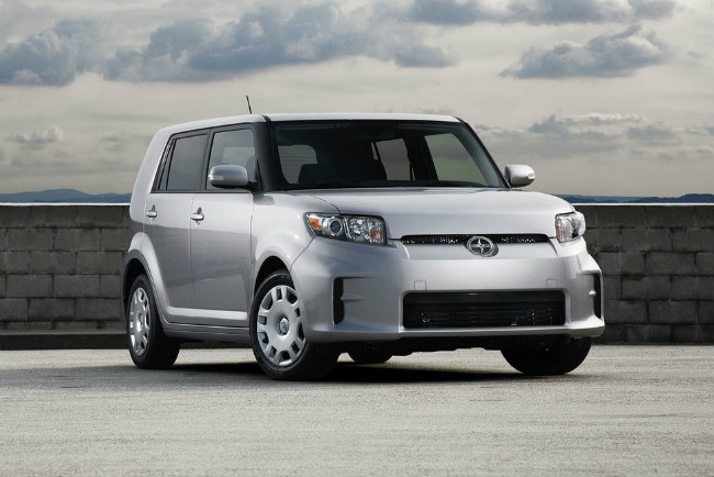 Scion xB: mẫu xe này còn được dân gian gọi đùa là chiếc hộp di động hay chiếc lò nướng bánh cuốn di động. Thế nhưng đây lại là mẫu xế ưa thích của dân thích đi dã ngoại. Bạn có thể nhét lều, túi ngủ, các hàng ghế trong xe cũng có thể gấp lại được khiến xB vô cùng tiện lợi phục vụ các chuyến đi qua đêm. Nhưng thật đáng buồn với dân phượt, có thể cuối năm nay Toyota sẽ không còn sản xuất dòng Scion xB này nữa.