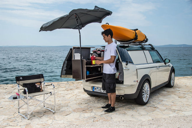 Mini Clubvan Camper: trong tất cả các thương hiệu xe trên thế giới, Mini là một trong những dòng xe nổi tiếng phù hợp với việc đi lại vùng đô thị, nhưng với Clubvan Camper, Mini dường như đã thể hiện tốt khả năng lấn sân sang dòng xe cho dã ngoại. Xe không có nhiều không gian nội thất nên được các chàng trai, cô gái thích các chuyến đi dã ngoại đơn thân ưa chuộng hơn. Đôi khi lướt Clubvan Camper đi nghỉ ở một không gian yên tĩnh, tránh khỏi cuộc sống ồn ào cũng là một trải nghiệm thú vị.