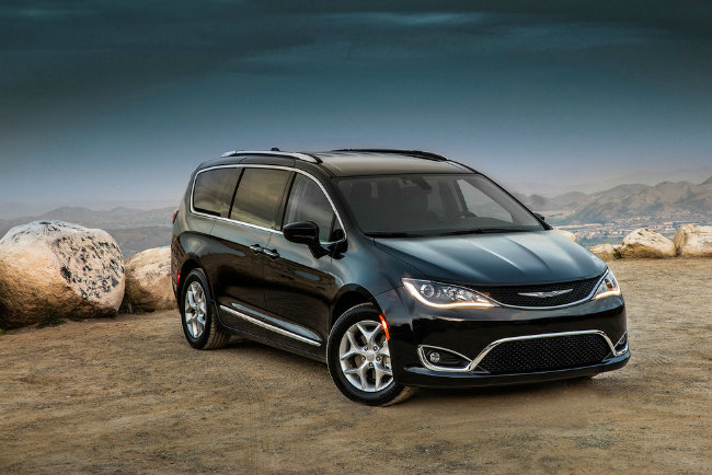 Chrysler Pacifica: mẫu xe Pacifica mới với ngoại thất bắt mắt và nhiều tính năng, công nghệ thực tiễn, điển hình như không gian nội thất rộng 197.8 feet khối &#40;~5,6 mét khối&#41; cùng hàng ghế thứ 3 có thể gấp lại được, cung cấp đủ chỗ ngồi cho 8 người trong các chuyến đi dã ngoại. Trong xe còn có 8 cổng USB để sạc điện thoại di động, hai nguồn điện 12-volt cung cấp hơi ấm cho nệm hoặc lò sưởi, 13 tủ nhỏ đựng cốc. Những chi tiết đó giúp Pacifica cung cấp đầy đủ tiện nghi cho các thành viên đi dã ngoại.