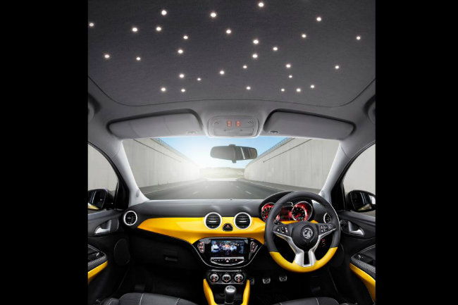 Đèn LED tạo bầu trời sao trên Vauxhall Adam giá 325 Euros &#40;~367 USD&#41;. Dù là mẫu xe nhỏ nhưng Vauxhall Adam chơi trội chẳng kém gì Rolls-Royce Phantom khi thiết kế tùy chọn hệ thống đèn LED trên mái vòm tạo ra một bầu trời đêm đầy sao.