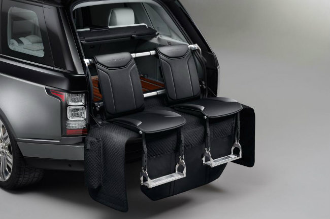 Hai ghế ngồi Event Seating bọc da Windsor trên cửa sau xe Range Rover SVAutobiography giá 5.900 Euros &#40;~6.661 USD&#41;.