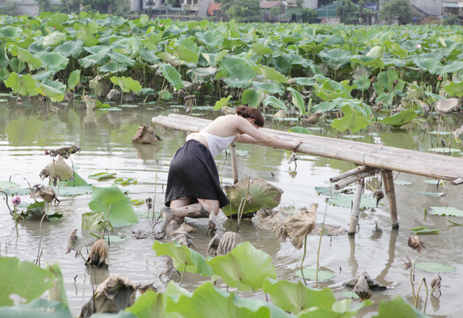 Trang phục là một yếu tố rất quan trọng làm nên những tấm hình đẹp, một số bạn chọn áo dài, váy đầm màu sắc tươi sáng...&nbsp;