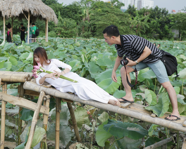 Để có những tấm ảnh ưng ý nhất, thợ chụp ảnh và mẫu có khi mẫu phải vất vả&nbsp;cả buổi, chân lấm bùn, dội nước bẩn lên người, vai trần đón nắng.&nbsp;