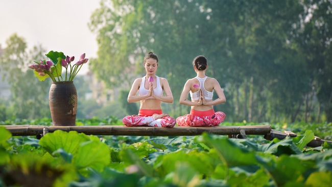 Thực hiện các động tác yoga ở vị trí này cực kỳ bất lợi thế nhưng, cả hai vẫn cho ra những bức hình đẹp mắt.&nbsp;