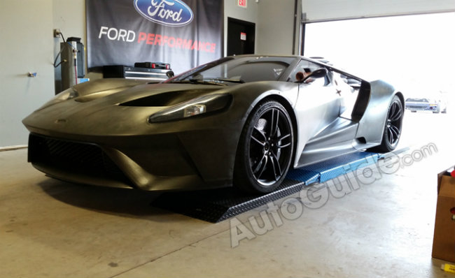 Mẫu xe Ford GT sắp tới được lắp ráp sẽ không những là chiếc siêu xe tuyệt đẹp mà còn là nơi hội tụ của các công nghệ và chất liệu tạo ra những xúc giác mới lạ. Trung tâm của mẫu xe này là hệ động cơ tăng áp kép V6 EcoBoost, sản sinh công suất hơn 600 mã lực. Nhưng trái với những địa điểm truyền thống của Ford, GT sẽ được hãng xe này nhắm tới sản xuất tại nhà máy Multimatic ở Ontario, Canada. Có lẽ vì nơi đây từng có kinh nghiệm sản xuất Aston Martin One-77 trong quá khứ cùng với siêu xe CTR3. Multimatic cũng nổi tiếng với việc chế tạo hệ thống treo và khung gầm xe hơi.