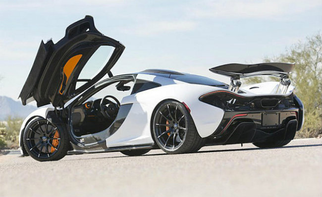 McLaren nổi tiếng là vua siêu xe ở xứ sở sương mù Anh quốc, trong đó McLaren P1 là loại siêu xe nhanh nhất. Nhưng thay vì sản xuất ở một vị trí đáng chú ý nào đó thì P1 lại được xây dựng ở thị trấn Working Surrey của Anh quốc. Đây là thị trấn có dân số cực nhỏ và điểm lại là hầu hết nhân lực ở khu vực này lại làm nghề sản xuất ô tô cho McLaren.