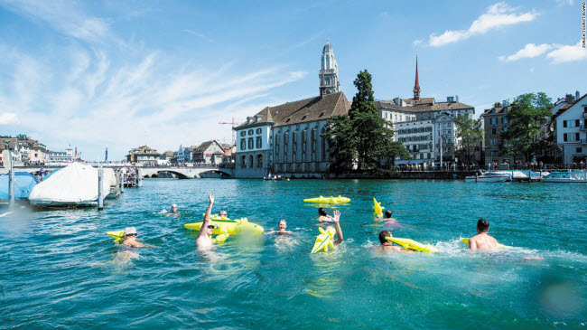 Thành phố Zurich ở Thụy Sĩ có 18 điểm tắm ngoài trời với làn&nbsp;nước trong xanh và cảnh quan&nbsp;xung quanh tuyệt đẹp. Du khách có thể đắm mình trong bể bơi sông Schanzengraben mở cửa&nbsp;từ năm 1864 hay&nbsp;bể bơi Stadthausquai dành riêng cho phụ nữ với hướng nhìn ra khu phố cổ.