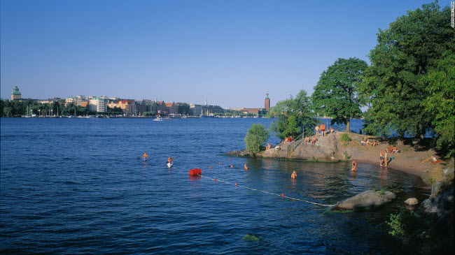 Ngoài những bãi biển đẹp, thành phố Stockholm &#40;Thụy Điển&#41; còn&nbsp;có những&nbsp;hồ nhỏ ở vùng&nbsp;hẻo lánh dành cho&nbsp;du khách thích không gian yên tĩnh. Hồ Smedsuddsbadet với bãi cát rộng là địa điểm được nhiều gia đình lựa chọn cho dịp nghỉ cuối tuần.