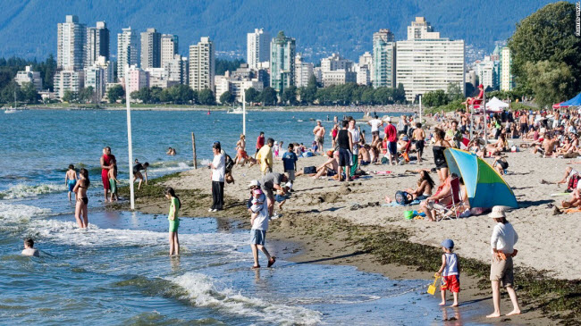 Vancouver là thành phố lý tưởng nhất Canada đối với những ai yêu thích bơi lặn, bởi ở&nbsp;đây có nhiều bãi biển đẹp. Đối với những du khách không thích nơi ồn ào thì&nbsp;có thể tận hưởng không gian yên tĩnh tại bãi biển Third Beach. Ngoài ra, thành phố cũng có nhiều hồ nước ngọt để&nbsp;bơi hay chèo thuyền.