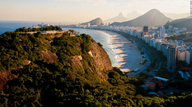 Thành phố Rio de Janiero ở Brazil, sở hữu hai trong số những bãi biển đẹp nhất thế giới, là điểm đến của rất đông du khách trong mùa hè,&nbsp;đặc biệt là khi Olympic&nbsp;sắp diễn ra tại đây. Từ bãi biển Copacabana and Ipanema, bạn&nbsp;có thể chiêm ngưỡng vẻ hùng vĩ của núi Sugarloaf gần đó.