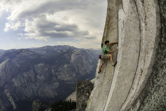 Thung lũng Yosemite trong vườn quốc gia cùng tên ở&nbsp;bang California &#40;Mỹ&#41;,&nbsp;mê hoặc những người khám phá với thiên nhiên hoang sơ tuyệt đẹp. Tới đây, du khách có thể tham gia nhiều hoạt động như đi bộ, leo núi, cắm trại và nhảy dù.