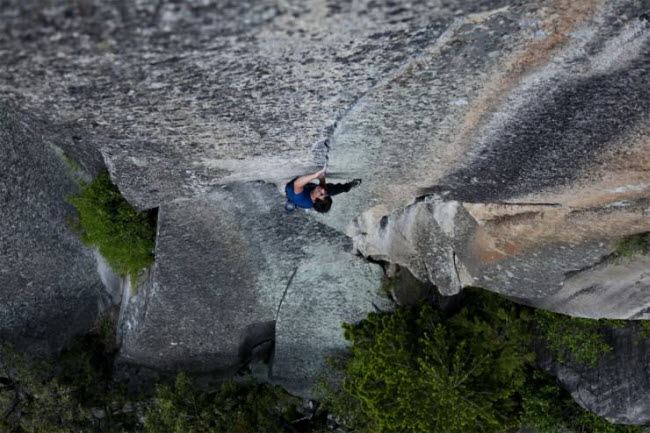 Núi Half Dome với vách dựng đứng, nhìn xuống thung lũng xanh mướt phía dưới là thử thách&nbsp;khó cưỡng lại đối với những du khách mê leo núi và khám phá.