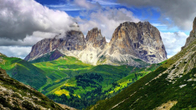 Từ trên các đỉnh của núi Dolomites, du khách có thể chiêm ngưỡng cảnh đẹp ngoạn&nbsp;mục của hồ nước và cánh đồng cỏ dưới thung lũng. Ngoài ra, bạn có thể tham gia các hoạt động ngoài trời tại khu nghỉ dưỡng trượt tuyết trên núi vào mùa đông.