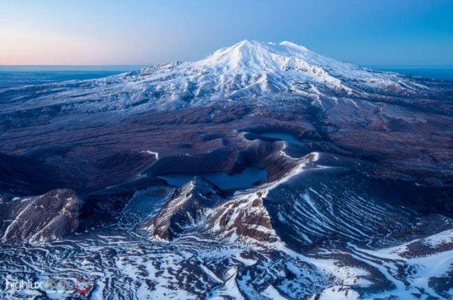 Nằm trên đảo North, Tongariro là vườn quốc gia lâu đời nhất New Zealand và đứng&nbsp;thứ tư trên thế giới. Nơi đây có 3 núi lửa đang hoạt động và nhiều loài động vật đặc chủng của New Zealand như loài kiwi.