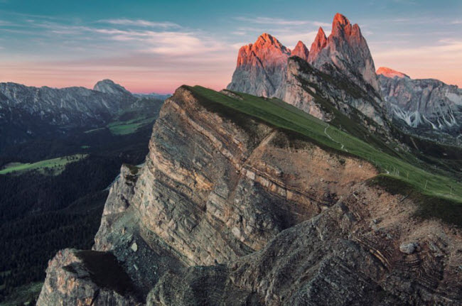 Nằm trên dãy Alps, núi Dolomites ở Italia thu hút nhiều du khách mê đi bộ, leo núi và nhảy dù nhờ&nbsp;phong cảnh đẹp và vách đá dựng đứng.