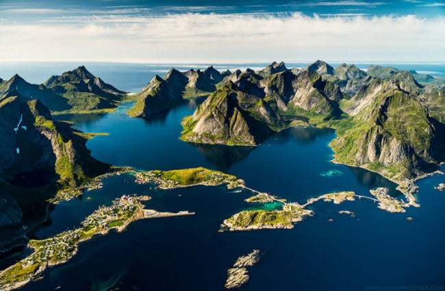 Quần đảo Lofoten tại vùng Nordland &#40;Na Uy&#41;&nbsp;gây ấn tượng với những ngọn&nbsp;núi nhỏ&nbsp;nhấp nhô giữa&nbsp;biển trong xanh. Mặc dù nằm trong Vòng Bắc Cực, nhưng nơi đây có thời tiết ôn hòa và đa dạng về sinh vật biển.