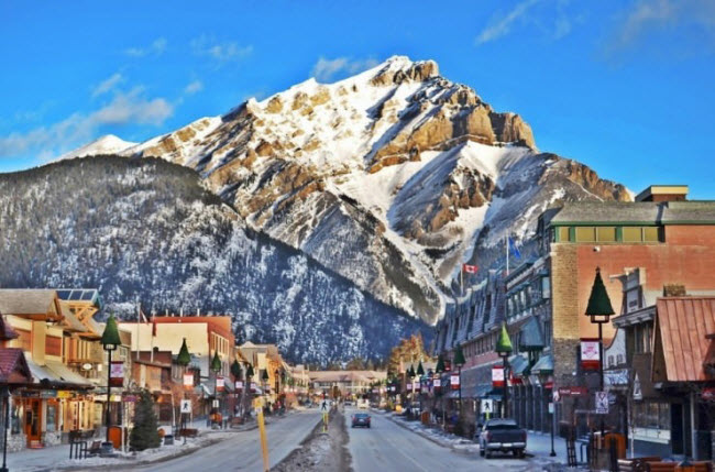 Trong khi đó, đại lộ Banff là trung tâm của thị trấn với nhiều quán cà phê, nhà hàng, cửa hàng và viện bảo tàng cũng như các công trình kiến trúc cổ.