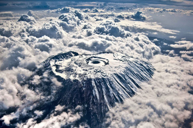 Với chiều cao 5.885m, Kilimanjaro ở Tanzania là ngọn núi cao nhất châu Phi và đỉnh núi độc lập cao nhất thế giới.