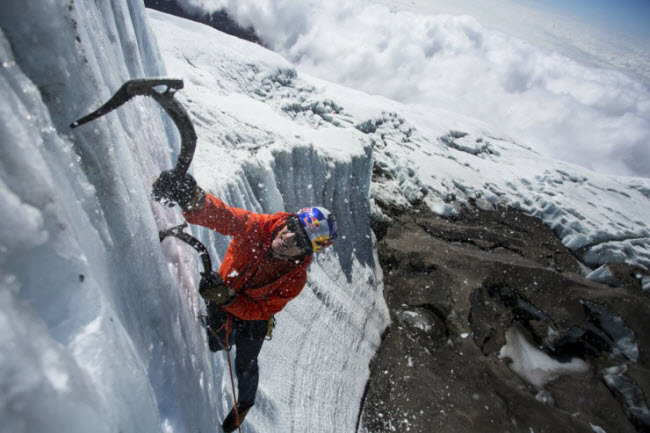 Trên đỉnh núi Kilimanjaro, có nhiều khối băng khổng lồ để du khách mê leo núi chinh phục. Nhưng lớp băng này có thể biến mất hoàn toàn vào năm 2060 nếu chúng tiếp tục tan chảy với tốc độ như hiện nay.