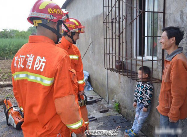 Giờ chú em có muốn ra không, hay là ở đấy luôn.