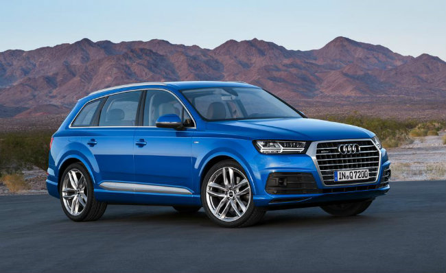 Audi Q7 2016 SUV là mẫu xe hơi đẹp, với thân hình SUV và trải nghiệm lái như một mẫu sedan thể thao. Cabin xe thiết kế thông minh với các nút điều khiển dễ dàng. Các ghế ngồi có chức năng mát xa cùng hệ thống điều hòa mát rượi. Hàng ghế thứ ba còn có tính năng gập bằng năng lượng điện. Thậm chí màn hình điều khiển cảm ứng MMI cho phép bạn điều khiển bằng giọng nói. Hệ thống âm thanh 3D từ các hãng cao cấp Bose và Bang &amp; Olufsen giúp bạn thưởng thức âm nhạc tuyệt đỉnh. Chưa hết Audi còn thiết kế màn hình giải trí là các máy tính bảng cho ghế ngồi sau phù hợp với trẻ nhỏ thích giải trí. Q7 thực sự thể hiện đẳng cấp của người đàn ông thành đạt và gia đình giàu có.