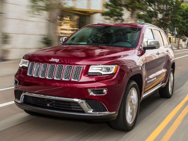 Cũng giống với Tahoe, Grand Cherokee 2016 không phải là sản phẩm của dòng xe sang nổi tiếng. Thế nhưng không phải vì thế mà Cherokee kém tự tin. Xe rất sang trọng, lại có khả năng hành trình đa địa hình mà hầu hết chủ sở hữu đều rất khoái. Màn hình điều khiển thuộc loại cảm ứng cỡ 8.4-inch hiển thị các thông tin giải trí và nhiệt độ, truy cập 3G Wi-Fi và soạn văn bản bằng lệnh nói. Xe còn trang bị cả các ứng dụng như Siri Eyes Free, Do Not Disturb &#40;Chế độ không làm phiền&#41; và nhiều ứng dụng khác. Cherokee còn sở hữu hệ thống treo thể thao châu Âu, ngoại thất với đèn pha HID, vành bánh cỡ 20-inch, cùng các chi tiết nội thất sắc cạnh, ghế ngồi bọc da Nappa đẳng cấp.