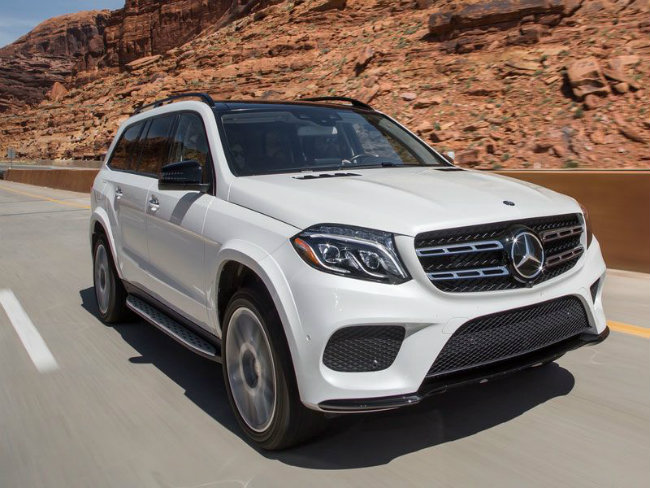 Mercedes-Benz GL 2016 với cấu hình 3 hàng ghế, 7 chỗ ngồi, xứng đáng là một mẫu SUV sang chảnh trong danh sách này. Cabin của GL với các ghế bọc da Napa cao cấp, tấm ốp gỗ đẹp mắt. Cửa sổ trời toàn cảnh thoáng đãng cùng hệ thống âm thanh Bang &amp; Olufsen 14 loa chất lượng cao. Điều hòa xe hai chiều và ghế ngồi trước có chức năng sưởi, tính năng an toàn theo tiêu chuẩn của Mercedes, đặc biệt các hệ thống hỗ trợ trệch làn đường và sang đường giúp xe GL của bạn tự tin di chuyển ở tốc độ cao.