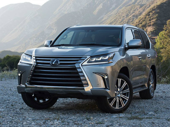 Lexus LX 570 là mẫu SUV có hệ dẫn động toàn bánh, có lưới tản nhiệt gắn biểu tượng Lexus ở trung tâm rõ nét. Nội thất xe với các tiện ích cao cấp trong phần cabin, ghế ngồi thoải mái cho lái xe có thể xoay 16 chiều bằng năng lượng điện, các ghế ngồi cho hành khách có thể xoay 12 chiều và điều hòa nhiệt độ 4 vùng. Trên xe còn có hộp làm lạnh tới 6 chai nước giúp bạn giải cơn khát trong mùa hè nắng nóng.