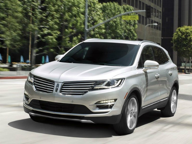 Mẫu SUV cỡ nhỏ sang trọng này của Lincoln có thiết kế tao nhã, cabin sang trọng với các đường viền bằng nhôm và gỗ. Ghế ngồi trước được bọc da được làm mềm theo cách độc quyền của Lincoln. Hệ thống Vista Roof cho phép che ánh nắng mặt trời, giúp bạn luôn mát mẻ ở hàng ghế thứ nhất và thứ hai. MKC có cách đỗ xe thông minh, có đèn cho lái xe và hành khách bước vào xe, động cơ EcoBoost, dung tích 2.0 lít, cho công suất 240 mã lực hoặc loại dung tích 2.3 lít cho công suất 285 mã lực, giúp MKC có sức mạnh rất ổn.