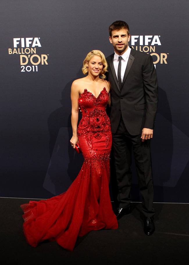 Nữ ca sĩ bốc lửa Shakira là người tình lý tưởng của cầu thủ Gerard Pique. Trong trận mở màn gặp CH Séc, Tây Ban Nha suýt bị thua. Khi đó Shakira chưa kịp tới Pháp cổ vũ người yêu.